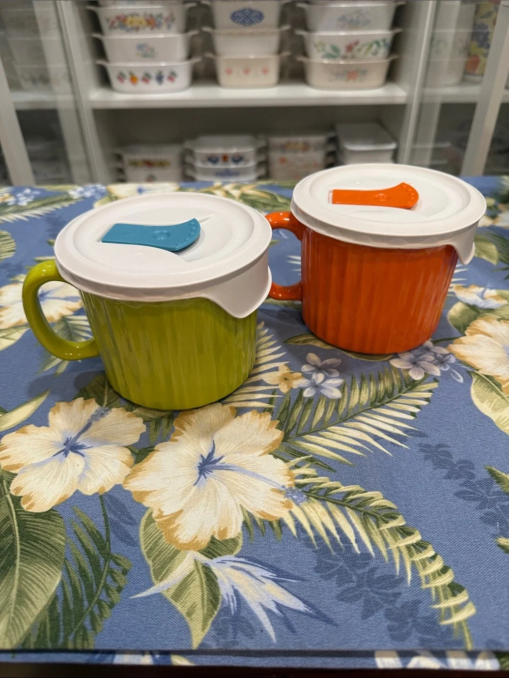 Set of Two Corningware 20 OZ Mugs with Snap Lids Lime Green & Bright Orange